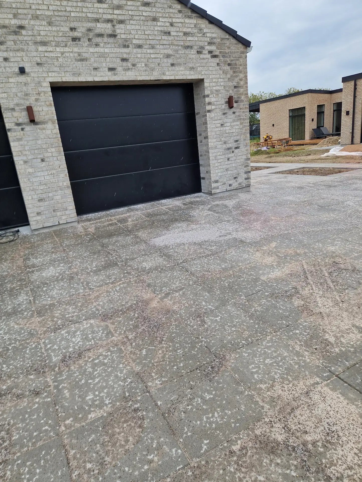 Flisebelagt forplads ved garage