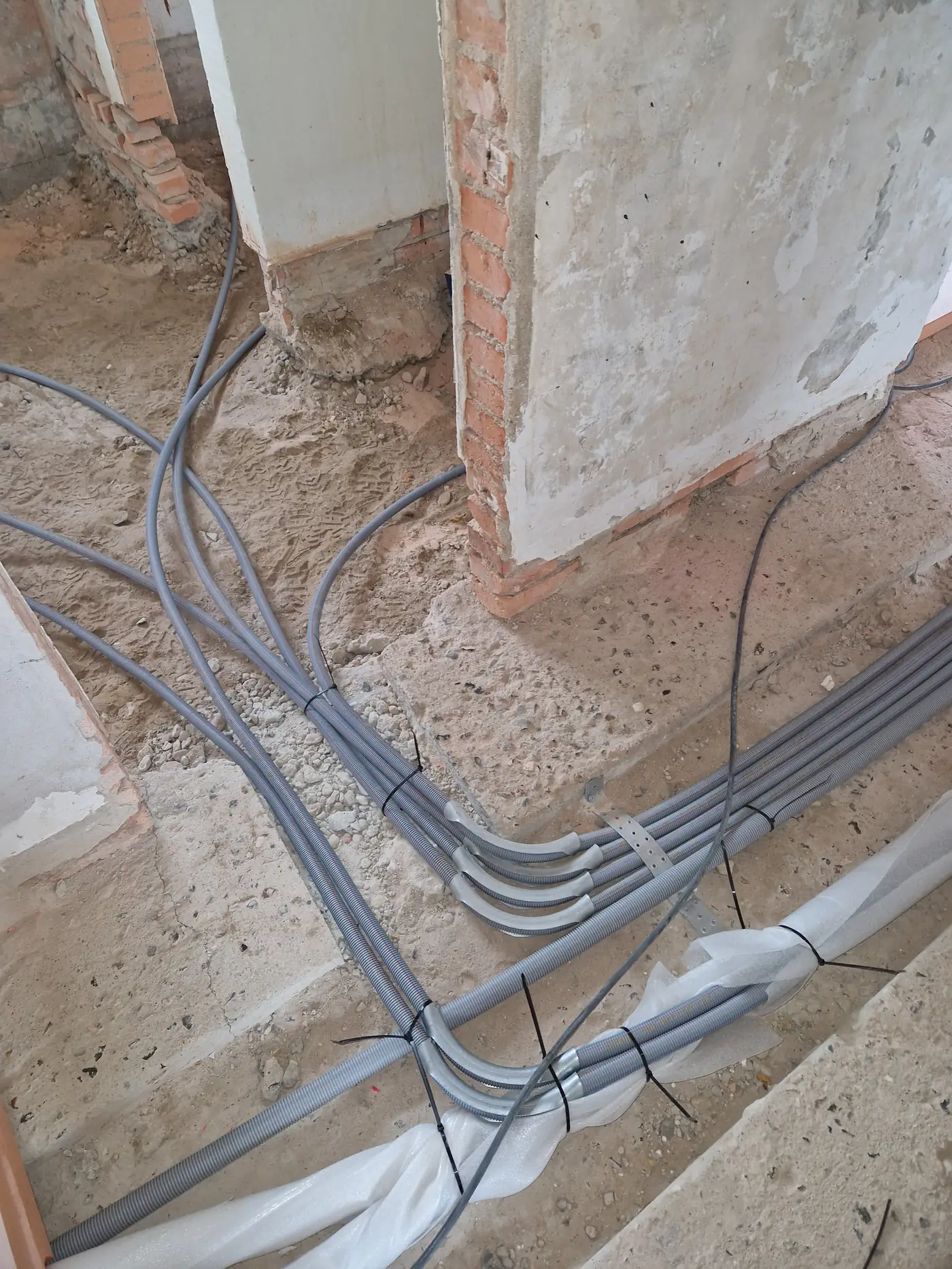 Badeværelsesrenovering undervejs med nye installationer