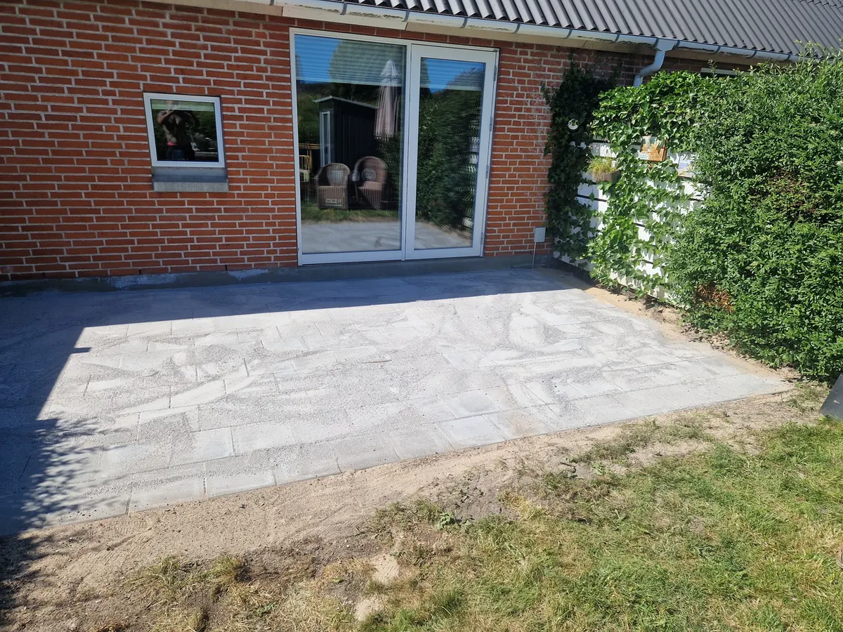Ny fliseterrasse ved parcelhus