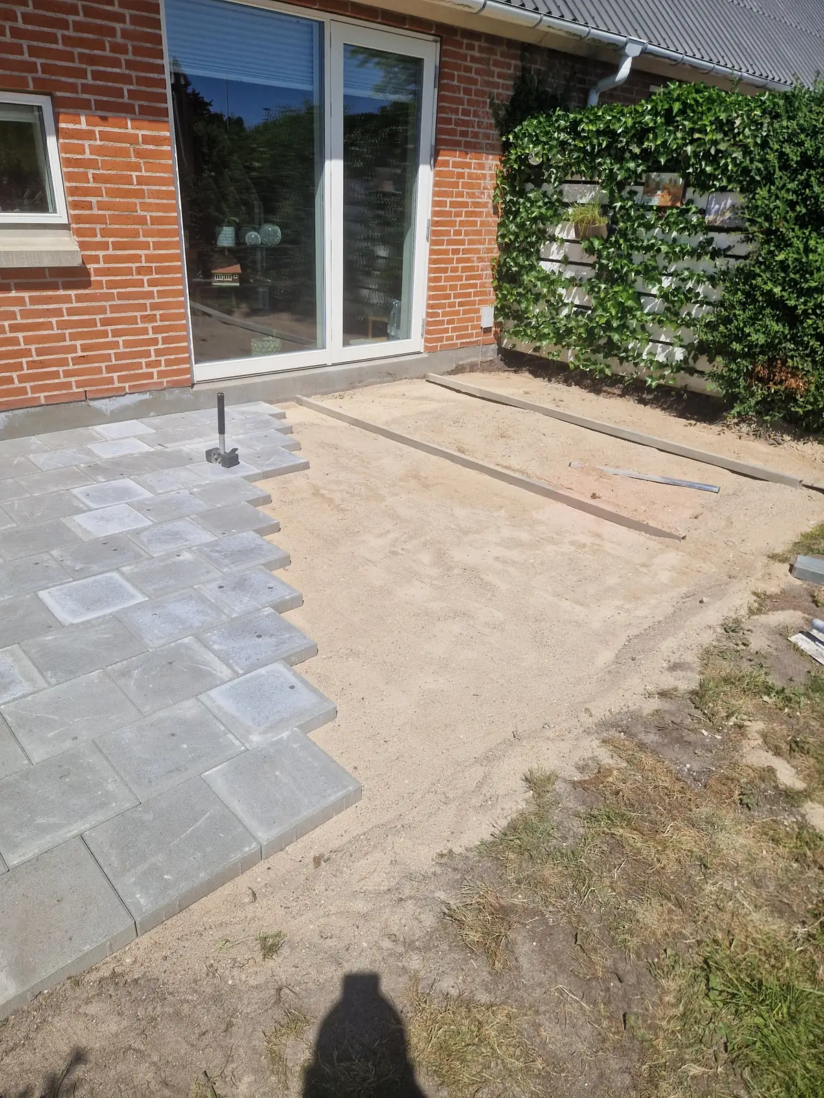 Terrasse under lægning med afrettet sand